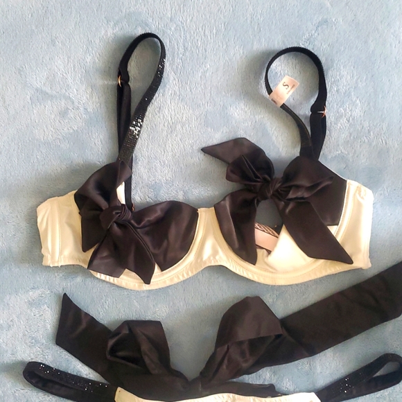 Victoria's Secret Dream Angels Satin Peakaboo Bow Balconette Bra & Panty, Set - Picture 5 of 13